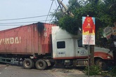 Xe container nổ lốp đâm đổ dải phân cách, lao vào đường ngược chiều, húc thẳng nhà dân Xe container nổ lốp đâm đổ dải phân cách, lao vào đường ngược chiều, húc thẳng nhà dân