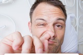 Bác sĩ cảnh báo: Thường xuyên ngoáy mũi sẽ phải chịu 3 hậu quả, thậm chí có thể mất mạng Bác sĩ cảnh báo: Thường xuyên ngoáy mũi sẽ phải chịu 3 hậu quả, thậm chí có thể mất mạng