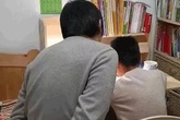 Bố tự trói tay mình để kìm chế cơn giận khi dạy con học Bố tự trói tay mình để kìm chế cơn giận khi dạy con học