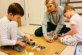 Sau một thời gian im hơi lặng tiếng, xuống sắc trầm trọng, Ivanka lấy lại phong độ khoe vẻ đẹp rạng ngời dù ở nhà hay ra ngoài đường Sau một thời gian im hơi lặng tiếng, xuống sắc trầm trọng, Ivanka lấy lại phong độ khoe vẻ đẹp rạng ngời dù ở nhà hay ra ngoài đường