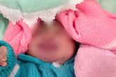 Bé gái Kon Tum nghi bị mẹ bỏ xuống hố phân sâu suy hô hấp, dạ dày còn máu và kiến cắn nhiều Bé gái Kon Tum nghi bị mẹ bỏ xuống hố phân sâu suy hô hấp, dạ dày còn máu và kiến cắn nhiều