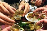 Hai cán bộ xã đi nhậu trong giờ làm việc rồi bóp cổ nhau Hai cán bộ xã đi nhậu trong giờ làm việc rồi bóp cổ nhau
