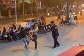 Đình chỉ nam nhân viên bảo vệ đánh đấm túi bụi vào mặt người phụ nữ tại vỉa hè Trung tâm thương mại ở Hà Nội Đình chỉ nam nhân viên bảo vệ đánh đấm túi bụi vào mặt người phụ nữ tại vỉa hè Trung tâm thương mại ở Hà Nội