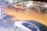 Người phụ nữ bế em bé 7 tháng sang đường bất ngờ bị xe máy đâm trúng ngã văng xuống đất Người phụ nữ bế em bé 7 tháng sang đường bất ngờ bị xe máy đâm trúng ngã văng xuống đất