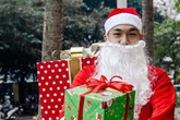 Thuê 'ông già Noel' 400.000 đồng cho 5 phút tặng quà Thuê 'ông già Noel' 400.000 đồng cho 5 phút tặng quà