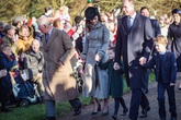 Trong khi chị dâu Kate rạng rỡ dự Giáng sinh cùng gia đình nhà chồng, Meghan Markle lại lặng lẽ như thế này đây Trong khi chị dâu Kate rạng rỡ dự Giáng sinh cùng gia đình nhà chồng, Meghan Markle lại lặng lẽ như thế này đây