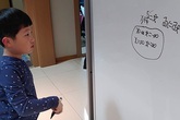 Cậu bé 6 tuổi giải được các bài toán cao cấp bậc đại học Cậu bé 6 tuổi giải được các bài toán cao cấp bậc đại học