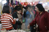 Người Hà Nội ùn ùn kéo nhau đi tranh thủ sắm Tết dịp cuối tuần Người Hà Nội ùn ùn kéo nhau đi tranh thủ sắm Tết dịp cuối tuần