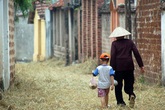 Bóng dáng mẹ và làn khói lam chiều Bóng dáng mẹ và làn khói lam chiều