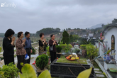 Người Hà Nội sắm sửa điện thoại, đồng hồ cùng con cháu đi tảo mộ mời gia tiên về ăn Tết Người Hà Nội sắm sửa điện thoại, đồng hồ cùng con cháu đi tảo mộ mời gia tiên về ăn Tết