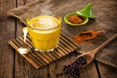 Uống sữa nghệ theo cách này tốt chẳng kém nhân sâm lại cực dễ làm với giá quá đỗi "hạt dẻ" Uống sữa nghệ theo cách này tốt chẳng kém nhân sâm lại cực dễ làm với giá quá đỗi "hạt dẻ"