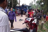 Xe tải lùi cán chết 1 học sinh tiểu học, người dân vây giữ hiện trường Xe tải lùi cán chết 1 học sinh tiểu học, người dân vây giữ hiện trường