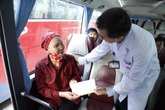Chuyến xe đặc biệt đưa bệnh nhân ung thư về quê đón Tết Chuyến xe đặc biệt đưa bệnh nhân ung thư về quê đón Tết
