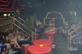 Hàng chục thanh niên phê ma túy, thủ súng đạn trong quán bar Hàng chục thanh niên phê ma túy, thủ súng đạn trong quán bar