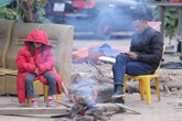 Người dân Hà Nội co ro bên đống lửa trong tiết trời lạnh buốt Người dân Hà Nội co ro bên đống lửa trong tiết trời lạnh buốt