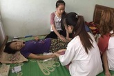 Bố mất, mẹ liệt giường, hai chị em có nguy cơ thất học ở Hải Phòng Bố mất, mẹ liệt giường, hai chị em có nguy cơ thất học ở Hải Phòng