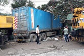 Xe đầu kéo mất lái đâm sập 2 ngôi nhà, tài xế tử vong trong cabin Xe đầu kéo mất lái đâm sập 2 ngôi nhà, tài xế tử vong trong cabin