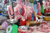 Cận Tết giá thịt lợn quay đầu giảm sốc, chị em lại vui vẻ đi chợ Cận Tết giá thịt lợn quay đầu giảm sốc, chị em lại vui vẻ đi chợ