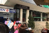 Thấy dòng người chen nhau xếp hàng trước cây ATM ngày giáp Tết, người đàn ông kê bàn mở luôn dịch vụ... "rút tiền nhanh" Thấy dòng người chen nhau xếp hàng trước cây ATM ngày giáp Tết, người đàn ông kê bàn mở luôn dịch vụ... "rút tiền nhanh"