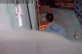 Bé gái hốt hoảng bò chạy khi thiết bị điện bất ngờ bốc cháy khiến nhiều người thót tim hoảng sợ Bé gái hốt hoảng bò chạy khi thiết bị điện bất ngờ bốc cháy khiến nhiều người thót tim hoảng sợ