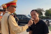 Mánh khóe của tài xế sử dụng rượu bia tránh chốt kiểm tra nồng độ cồn trên quốc lộ 5 Mánh khóe của tài xế sử dụng rượu bia tránh chốt kiểm tra nồng độ cồn trên quốc lộ 5