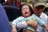 Hi hữu ngày Tết: 2 bé gái mắc kẹt trong ô-tô vì bố... quên chìa khóa Hi hữu ngày Tết: 2 bé gái mắc kẹt trong ô-tô vì bố... quên chìa khóa