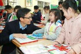 Phó Thủ tướng Vũ Đức Đam tặng sách cho học sinh Hà Nội Phó Thủ tướng Vũ Đức Đam tặng sách cho học sinh Hà Nội