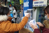 Phòng virus nCoV, dân xếp hàng mua khẩu trang với giá tăng "không tưởng tượng nổi" Phòng virus nCoV, dân xếp hàng mua khẩu trang với giá tăng "không tưởng tượng nổi"