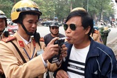 Mất 7 triệu đồng và truất quyền lái xe 23 tháng, nhiều tài xế xe máy mới "ngã ngửa" vì trót uống 2 chén rượu Mất 7 triệu đồng và truất quyền lái xe 23 tháng, nhiều tài xế xe máy mới "ngã ngửa" vì trót uống 2 chén rượu
