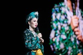 Mẹ ca sĩ Lệ Quyên giấu mặt trên sân khấu biểu diễn cùng con gái Mẹ ca sĩ Lệ Quyên giấu mặt trên sân khấu biểu diễn cùng con gái
