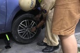 Ô tô bể bánh loạng choạng, CSGT Sài Gòn giúp tài xế thay lốp xe Ô tô bể bánh loạng choạng, CSGT Sài Gòn giúp tài xế thay lốp xe