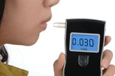 Lo bị phạt nặng, người dân mách nhau mua máy đo nồng độ cồn Lo bị phạt nặng, người dân mách nhau mua máy đo nồng độ cồn