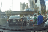 Tài xế Grabbike bất ngờ ngã quỵ giữa đường sau khi đưa tay vuốt mặt Tài xế Grabbike bất ngờ ngã quỵ giữa đường sau khi đưa tay vuốt mặt