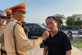 Tài xế "cố thủ" trên ô tô liên tục uống nước, 3 tiếng sau mới xuống xe không phát hiện nồng độ cồn Tài xế "cố thủ" trên ô tô liên tục uống nước, 3 tiếng sau mới xuống xe không phát hiện nồng độ cồn