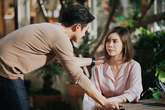 Nửa đêm nghe tiếng mở cửa, tôi bàng hoàng khi thấy vợ cầm hành lý, lau khô nước mắt rồi bỏ đi Nửa đêm nghe tiếng mở cửa, tôi bàng hoàng khi thấy vợ cầm hành lý, lau khô nước mắt rồi bỏ đi