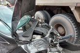 Xế hộp bị xe ben "vò nát", đôi nam nữ may mắn thoát nạn Xế hộp bị xe ben "vò nát", đôi nam nữ may mắn thoát nạn