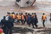 Giải cứu thành công 8 thuyền viên tàu Vietship 01 vào bờ an toàn Giải cứu thành công 8 thuyền viên tàu Vietship 01 vào bờ an toàn