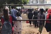 Choáng với cảnh sinh viên 1 trường đại học ở Hà Nội đứng dài cả km từ 6h sáng Choáng với cảnh sinh viên 1 trường đại học ở Hà Nội đứng dài cả km từ 6h sáng