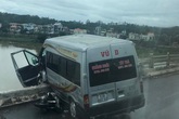 Tai nạn giao thông liên hoàn trên cầu khiến xe khách suýt rơi xuống sông Tai nạn giao thông liên hoàn trên cầu khiến xe khách suýt rơi xuống sông