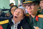 Người thân khóc ngất trong lễ truy điệu 13 cán bộ, chiến sĩ hy sinh ở Rào Trăng 3 Người thân khóc ngất trong lễ truy điệu 13 cán bộ, chiến sĩ hy sinh ở Rào Trăng 3