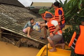 Những hình ảnh ấm áp tình người trong cơn lũ dữ Những hình ảnh ấm áp tình người trong cơn lũ dữ