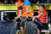 Quảng Bình: Trắng đêm ngược dòng nước lũ giải cứu hàng chục người hoảng loạn trên nóc xe khách bị cuốn trôi Quảng Bình: Trắng đêm ngược dòng nước lũ giải cứu hàng chục người hoảng loạn trên nóc xe khách bị cuốn trôi