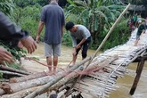 Hòa Bình: Cầu treo xuống cấp, hiểm hoạ rình rập bà con người Mường Hòa Bình: Cầu treo xuống cấp, hiểm hoạ rình rập bà con người Mường