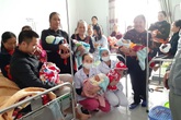 Bác sĩ nổ máy phát điện, đón 18 em bé chào đời trong tâm lũ Bác sĩ nổ máy phát điện, đón 18 em bé chào đời trong tâm lũ