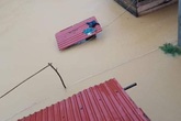 Đau lòng: Mẹ chèo thuyền đi nhận hàng cứu trợ, con trai 8 tuổi ở nhà bị lũ cuốn tử vong Đau lòng: Mẹ chèo thuyền đi nhận hàng cứu trợ, con trai 8 tuổi ở nhà bị lũ cuốn tử vong