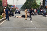Xe máy va chạm với ô tô, nam thanh niên 18 tuổi chết thảm Xe máy va chạm với ô tô, nam thanh niên 18 tuổi chết thảm