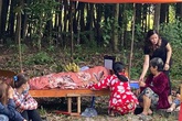 Thương tâm con trai 18 tuổi tử vong nghi bị điện giật khi làm việc, mẹ phải mang thi thể để ngoài lề đường Thương tâm con trai 18 tuổi tử vong nghi bị điện giật khi làm việc, mẹ phải mang thi thể để ngoài lề đường
