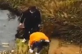 Bất ngờ ngã xuống hồ khi đang cột dây giày, người phụ nữ níu theo bạn thân khiến cả 2 chết thảm, chân tướng đằng sau khiến ai cũng hoảng sợ Bất ngờ ngã xuống hồ khi đang cột dây giày, người phụ nữ níu theo bạn thân khiến cả 2 chết thảm, chân tướng đằng sau khiến ai cũng hoảng sợ