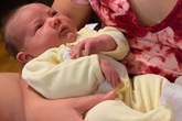 Hòn đảo chào đón em bé đầu tiên được sinh ra sau 93 năm Hòn đảo chào đón em bé đầu tiên được sinh ra sau 93 năm