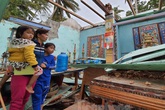 Xót thương người mẹ đứng ôm hai con nhìn căn nhà tan hoang sau bão số 9 Xót thương người mẹ đứng ôm hai con nhìn căn nhà tan hoang sau bão số 9